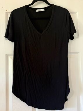 🩷 Carly Jean Los Angeles Black V-Neck Short Sleeve Tee- medium